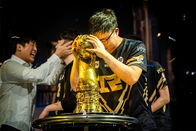 版本更新決定勝負：LPL與LCK戰(zhàn)術(shù)調(diào)整與版本解讀速度成關(guān)鍵，各賽區(qū)版本適應(yīng)能力深度解析